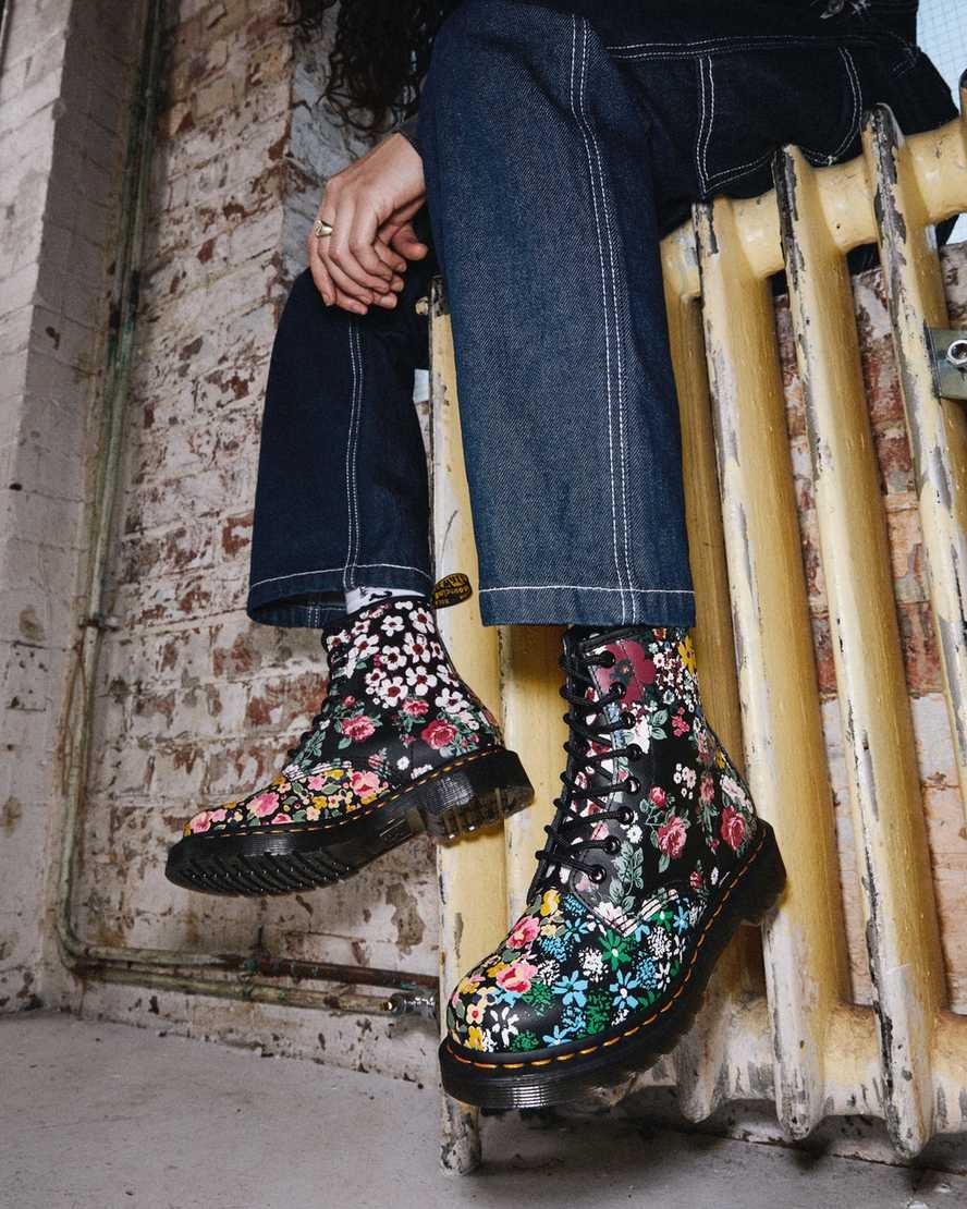 White Floral Mash Up Backhand Women's Dr Martens 1460 Pascal Floral Mash Up Leather Lace Up Boots | VUZ-685347